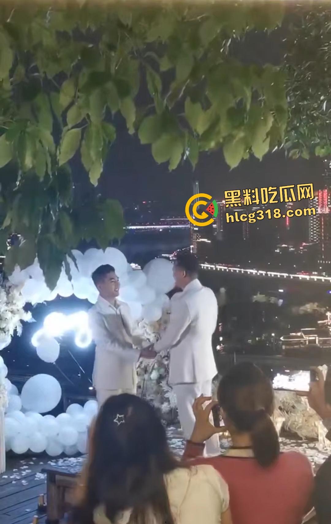 成都gay情侣白西装婚礼炸裂!亲朋好友围观拥抱亲嘴,包容度爆表还是直奔床榻吃鸡?-2