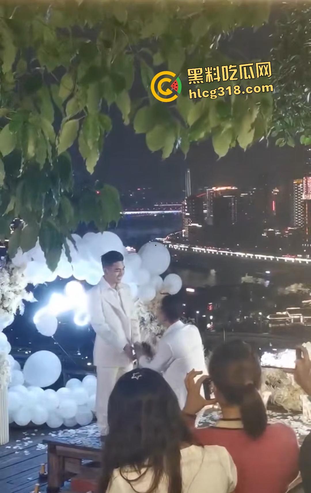 成都gay情侣白西装婚礼炸裂!亲朋好友围观拥抱亲嘴,包容度爆表还是直奔床榻吃鸡?-3