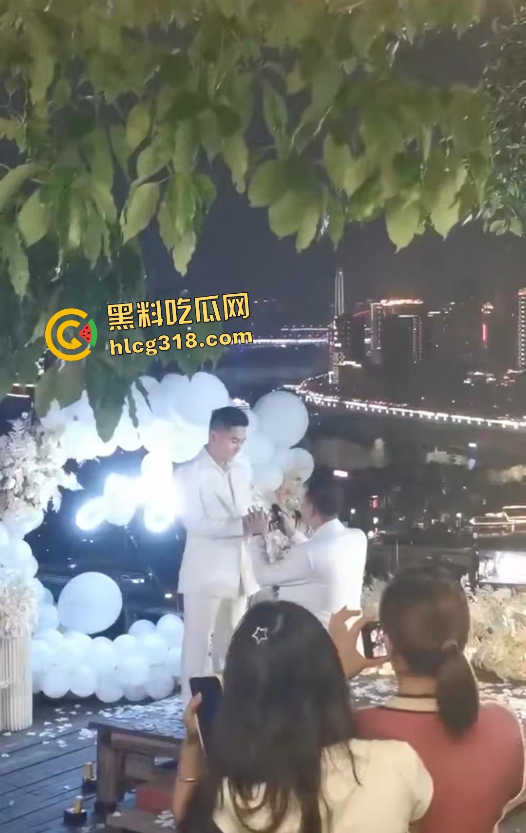 成都gay情侣白西装婚礼炸裂!亲朋好友围观拥抱亲嘴,包容度爆表还是直奔床榻吃鸡?-4