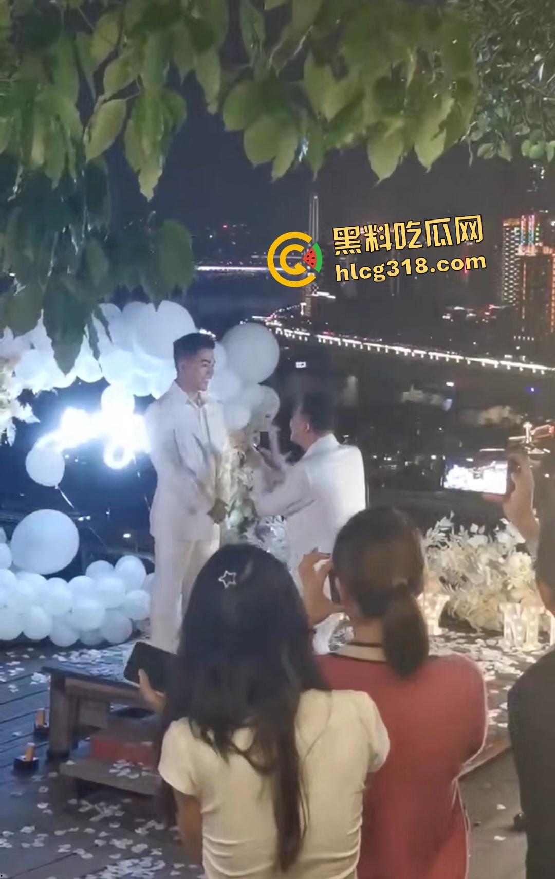 成都gay情侣白西装婚礼炸裂!亲朋好友围观拥抱亲嘴,包容度爆表还是直奔床榻吃鸡?-6