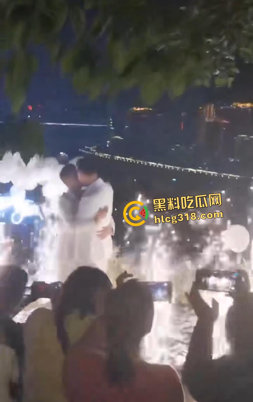 成都gay情侣白西装婚礼炸裂!亲朋好友围观拥抱亲嘴,包容度爆表还是直奔床榻吃鸡?-7