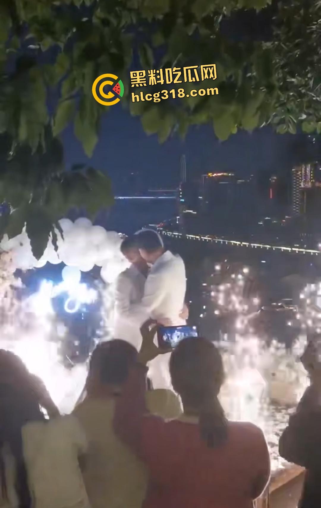 成都gay情侣白西装婚礼炸裂!亲朋好友围观拥抱亲嘴,包容度爆表还是直奔床榻吃鸡?-8