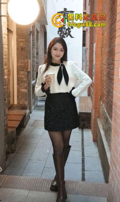 南京大学艺术学院大三贱母狗『杨豆豆』跟新闻狗李某轩搞破鞋,内射烂逼还舔得香,老子曝光这骚货微信随便操!-2