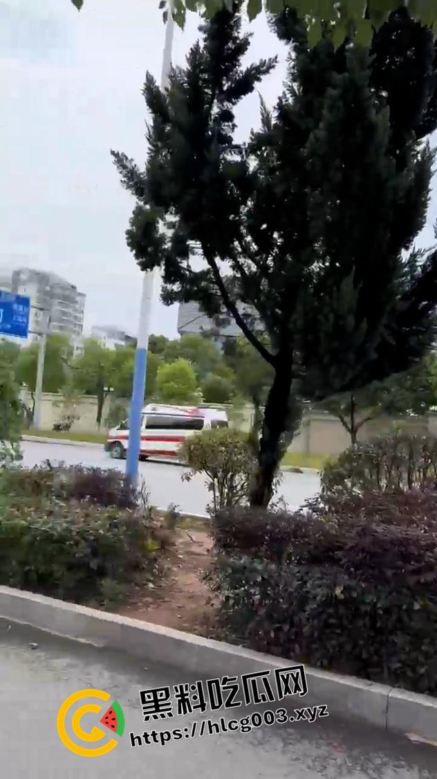 大瓜速递!江西贵溪特大伤人案现场视频流出 暴徒闯进校园狂杀老师和学生 血腥慎入-6