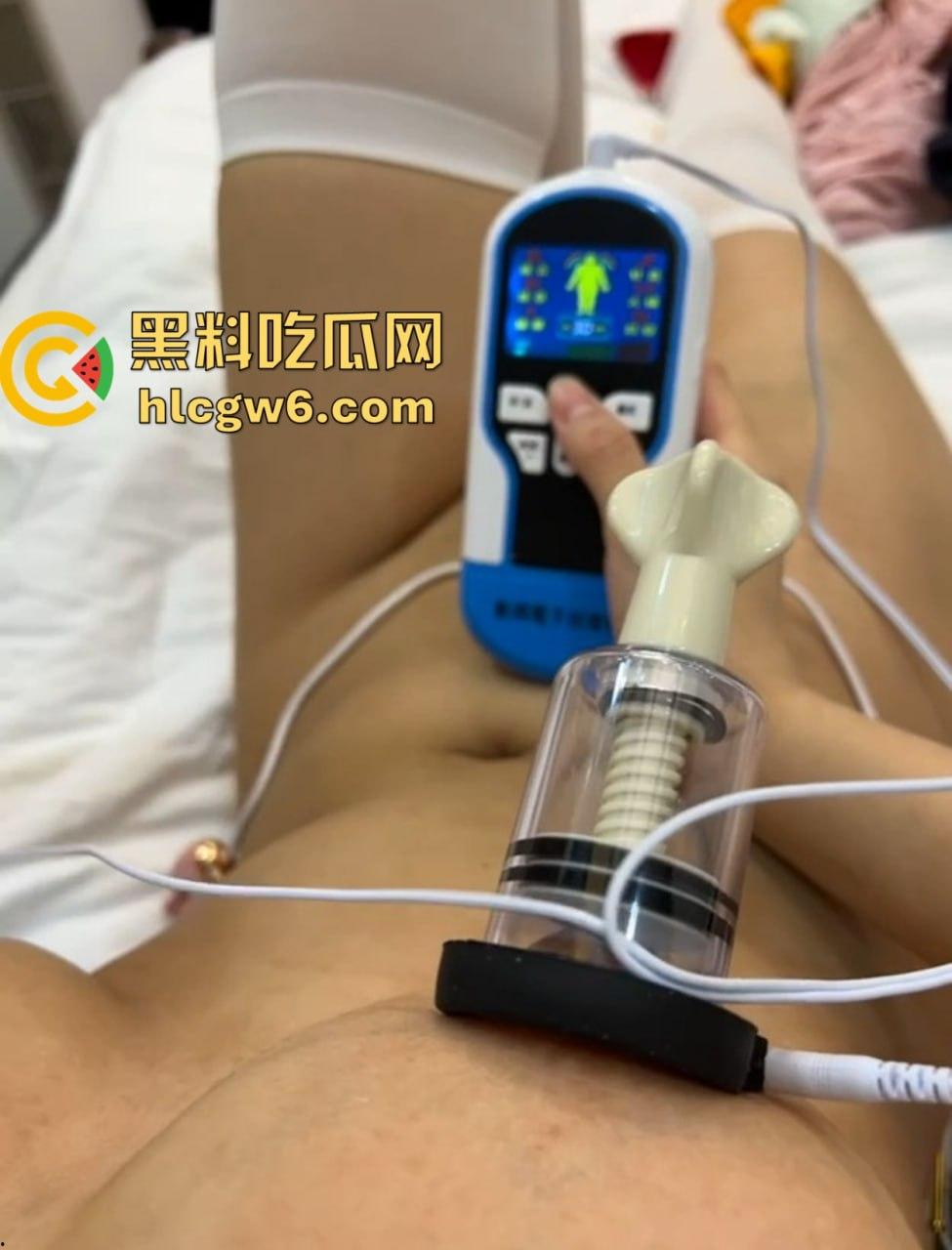 骚逼的奶子湿气太重 电子拔罐器全力以赴吸出新花样 这奶子湿气重得要通上电疗?乳腺湿气太重还是太骚?-7