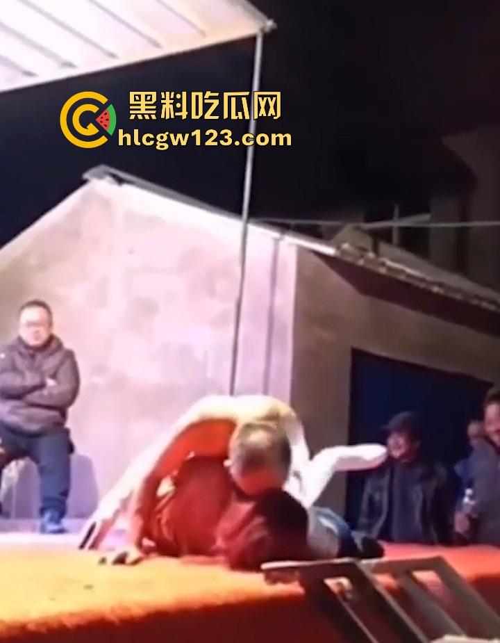 妖娆舞娘登台献艺 表演失误却被饥渴老登强行推倒施暴 看来这老登已饥渴难耐了 全场群众瞠目结舌！-3