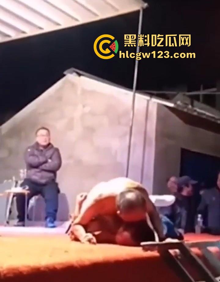 妖娆舞娘登台献艺 表演失误却被饥渴老登强行推倒施暴 看来这老登已饥渴难耐了 全场群众瞠目结舌！-4