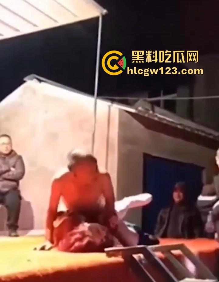 妖娆舞娘登台献艺 表演失误却被饥渴老登强行推倒施暴 看来这老登已饥渴难耐了 全场群众瞠目结舌！-7