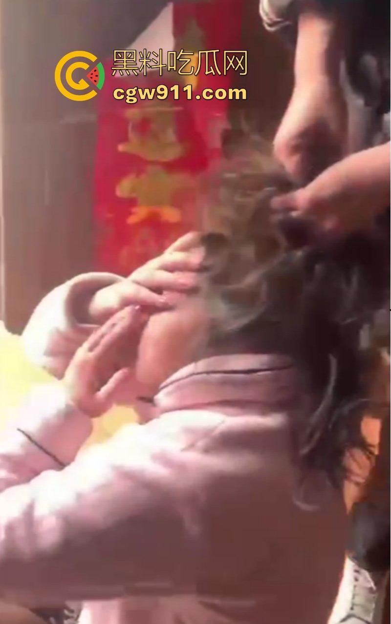 河南洛阳奸夫竟带小三回家偷情,真是猖狂到了极致,被原配携亲友团扒裤子围殴痛扁,嚣张的小三满脸不忿!-5