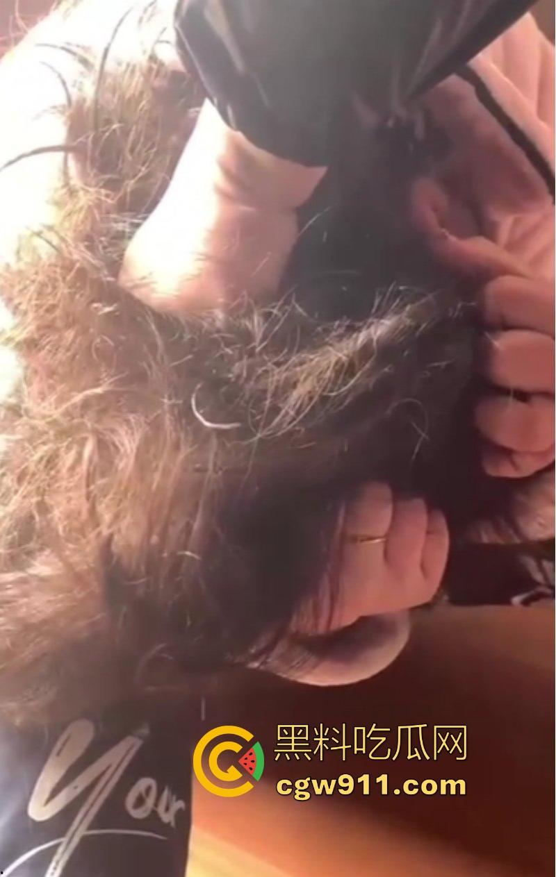 河南洛阳奸夫竟带小三回家偷情,真是猖狂到了极致,被原配携亲友团扒裤子围殴痛扁,嚣张的小三满脸不忿!-7