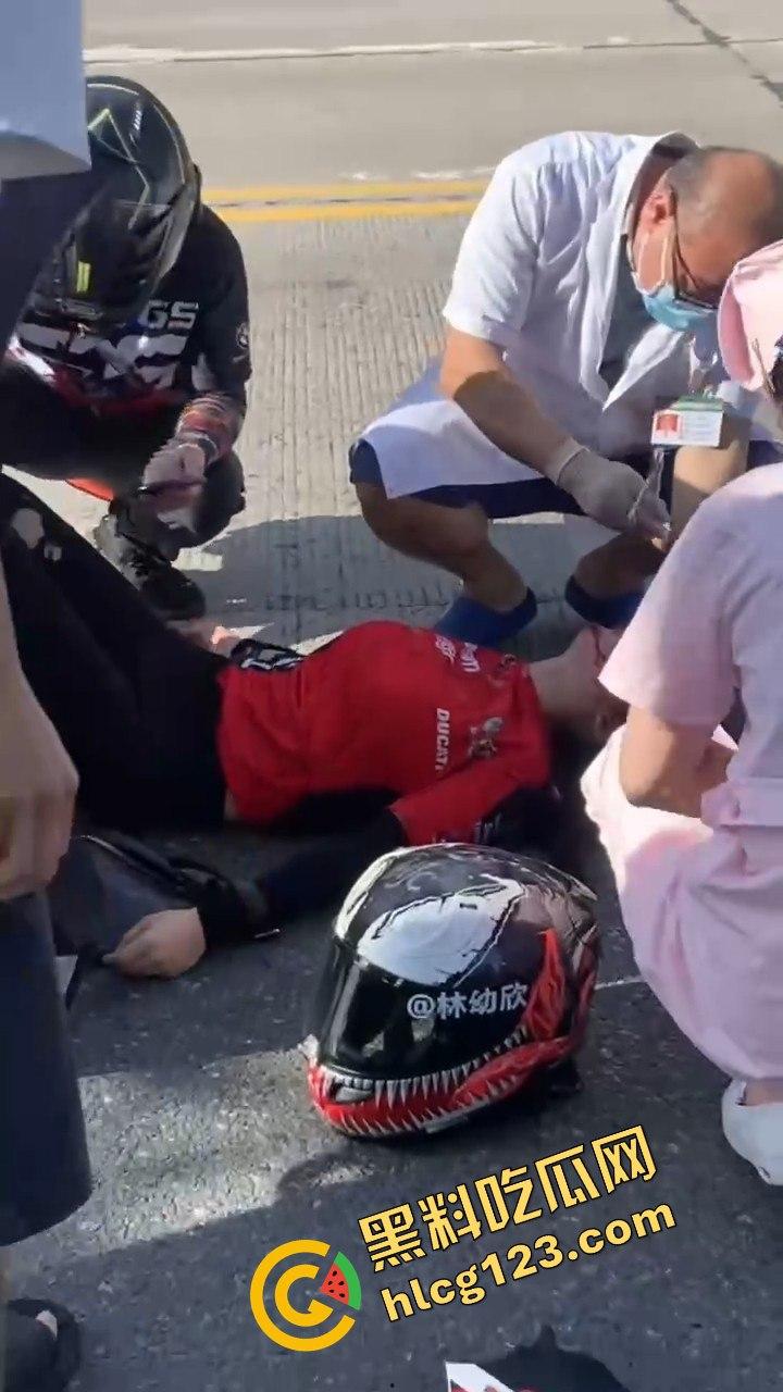 杜卡迪美女骑手林欣幼飙车遭撞飞!口吐鲜血倒地不起,机车女骑再度躺下!-11