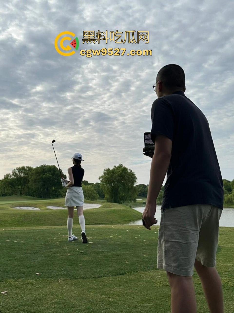 浙江富商私人高尔夫教练性爱私拍流出,不仅场上陪练床上也陪睡,极品蜜桃臀后入骑乘,内射爽到炸!-1