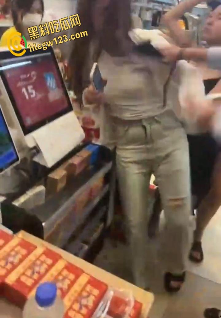 精神小妹超市开撕雨中暴打!纹身辣妹湿身火拼,警察来了都拦不住 !-1
