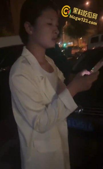 精神小妹超市开撕雨中暴打!纹身辣妹湿身火拼,警察来了都拦不住 !-7