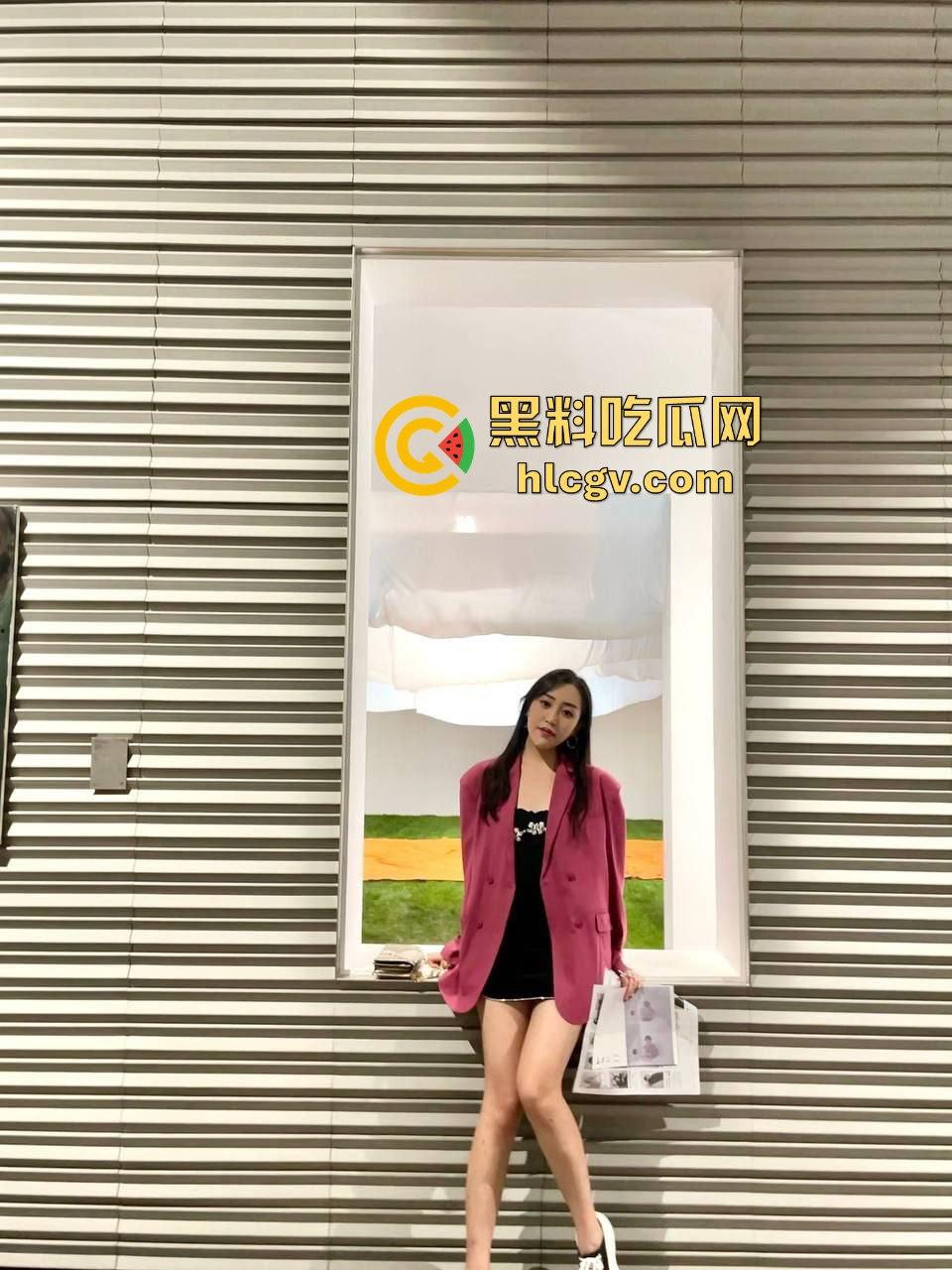 高颜值妹子测评!一个淑女一个御姐,臀后青痣御姐狂吃鸡,白虎淑女嫩穴适合前插,直接冲击视觉!-1