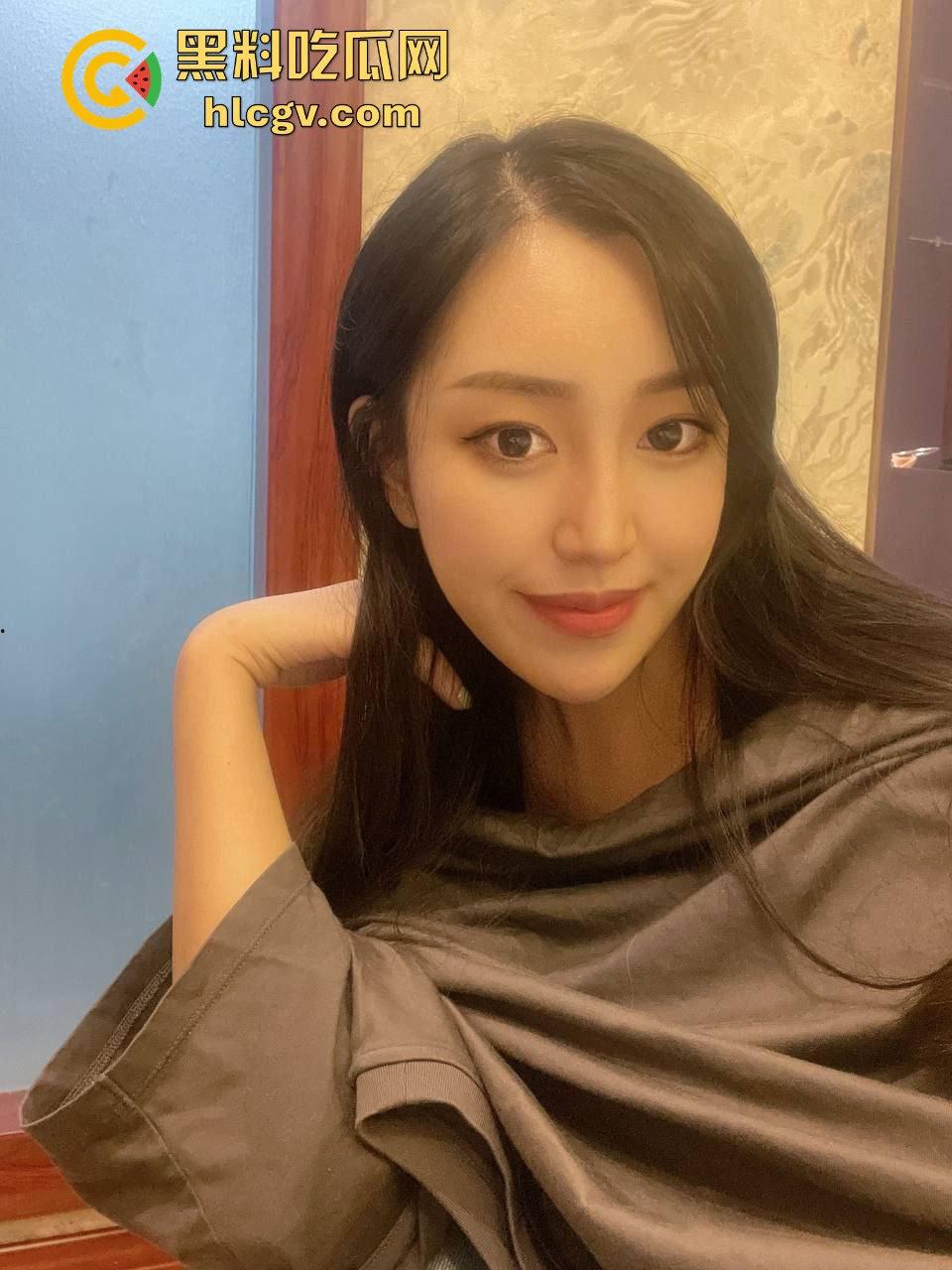 高颜值妹子测评!一个淑女一个御姐,臀后青痣御姐狂吃鸡,白虎淑女嫩穴适合前插,直接冲击视觉!-5