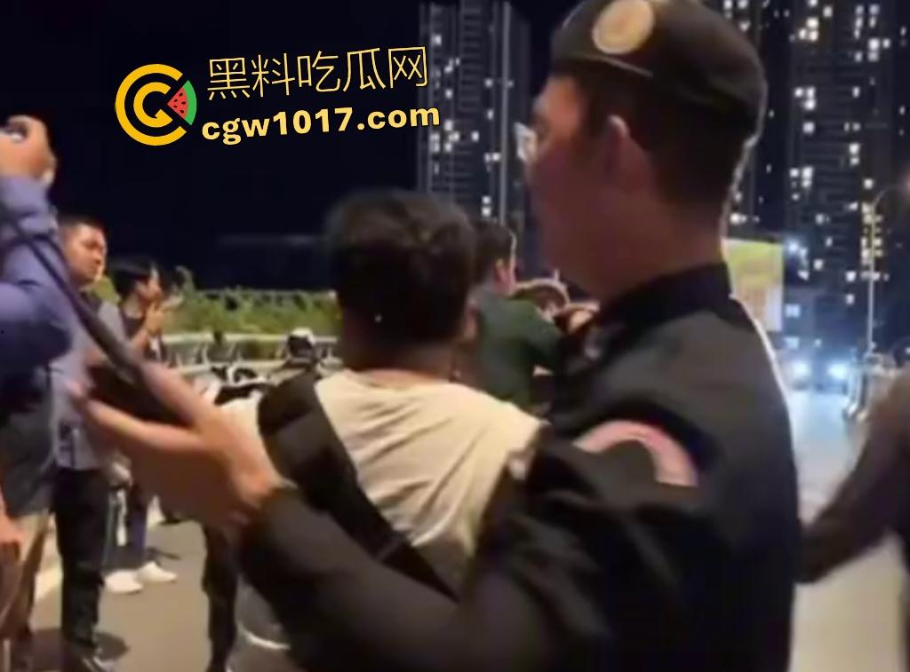 中国猪仔女在柬埔寨爬杆求救被抓,哭喊绑架救命实为诈骗园区逃奴,警方押回园区续命,活该,谁让你诈骗!-3