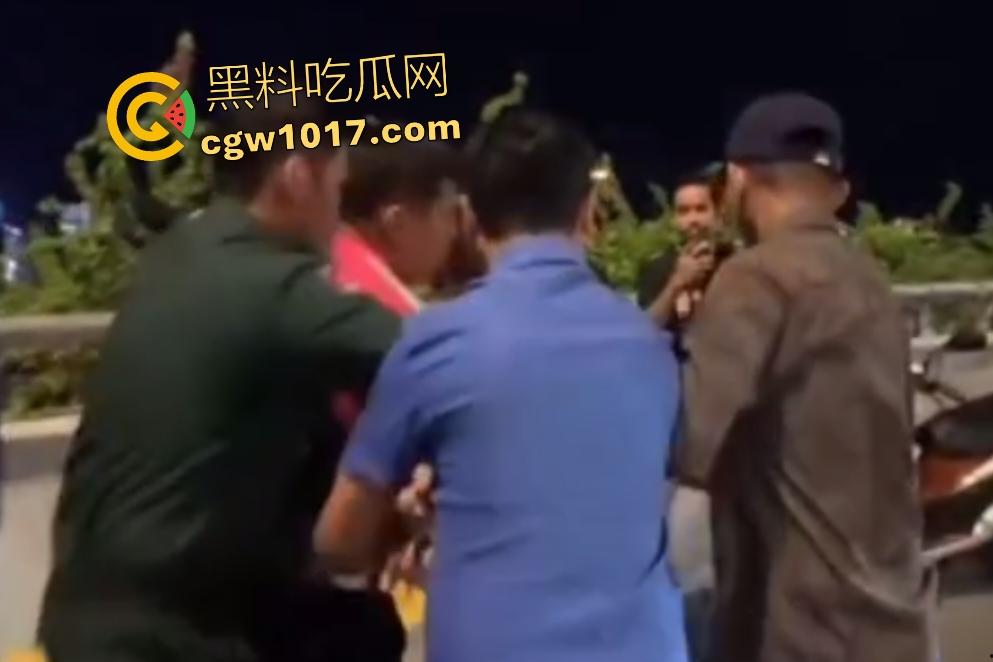 中国猪仔女在柬埔寨爬杆求救被抓,哭喊绑架救命实为诈骗园区逃奴,警方押回园区续命,活该,谁让你诈骗!-4