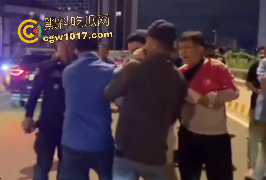 中国猪仔女在柬埔寨爬杆求救被抓,哭喊绑架救命实为诈骗园区逃奴,警方押回园区续命,活该,谁让你诈骗!-6