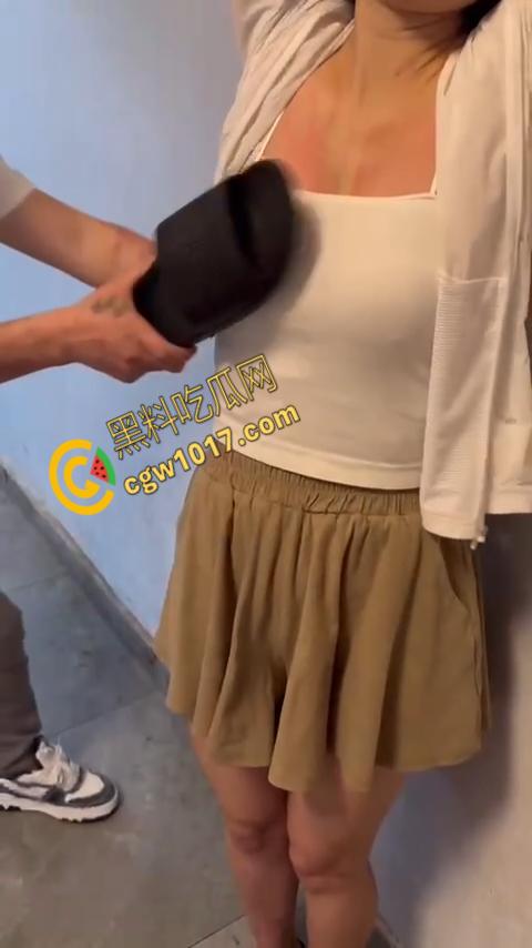 直播惨烈SHOW:网红女主播打奶惩罚!雪白嫩肉遭拖鞋撕心裂肺拍打,嗷嗷直叫悬泪,观众疯狂!-1