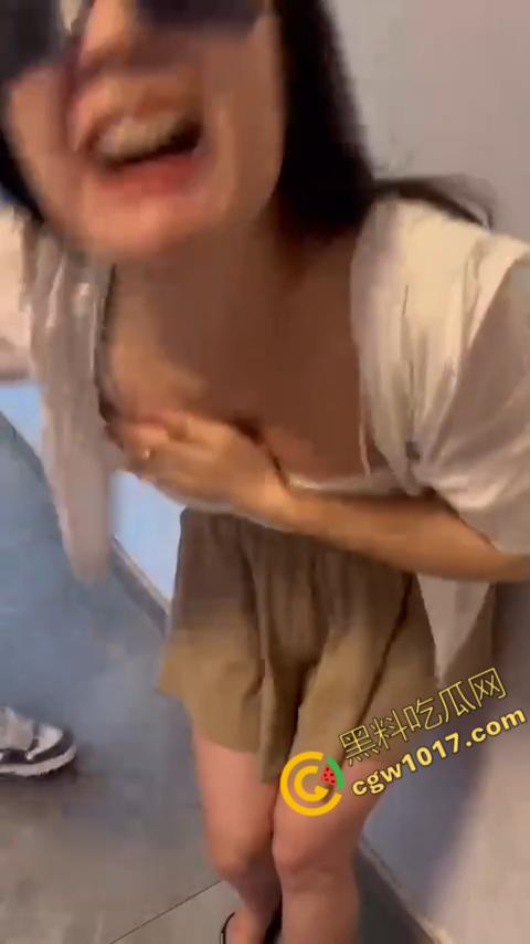 直播惨烈SHOW:网红女主播打奶惩罚!雪白嫩肉遭拖鞋撕心裂肺拍打,嗷嗷直叫悬泪,观众疯狂!-2