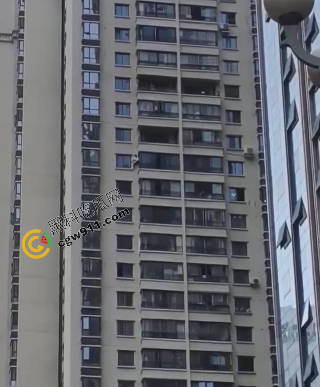 贵阳花果园男子因偷情被抓而被迫攀下30层高楼外墙,这一惊险操作被网友戏称: