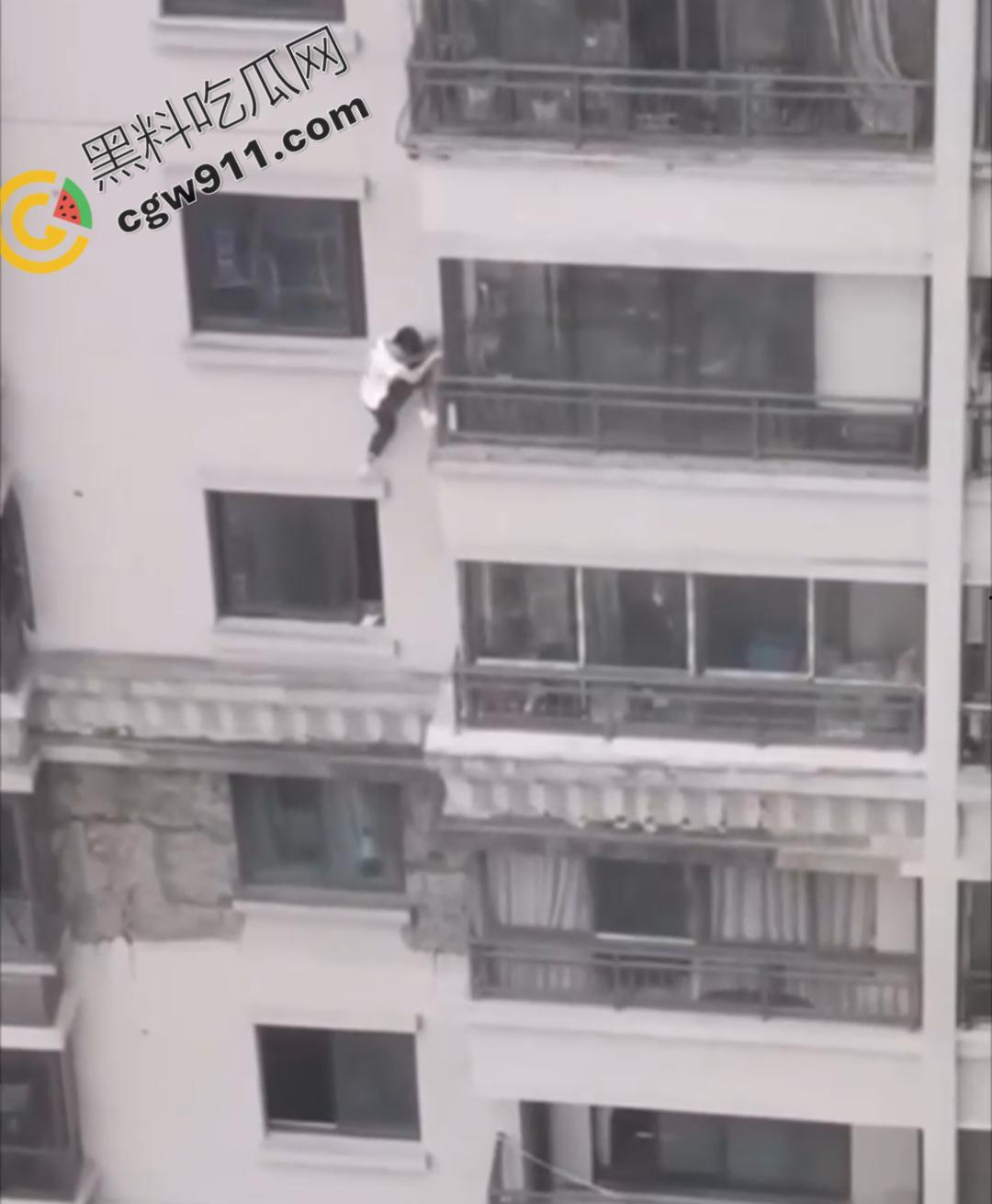 贵阳花果园男子因偷情被抓而被迫攀下30层高楼外墙,这一惊险操作被网友戏称: