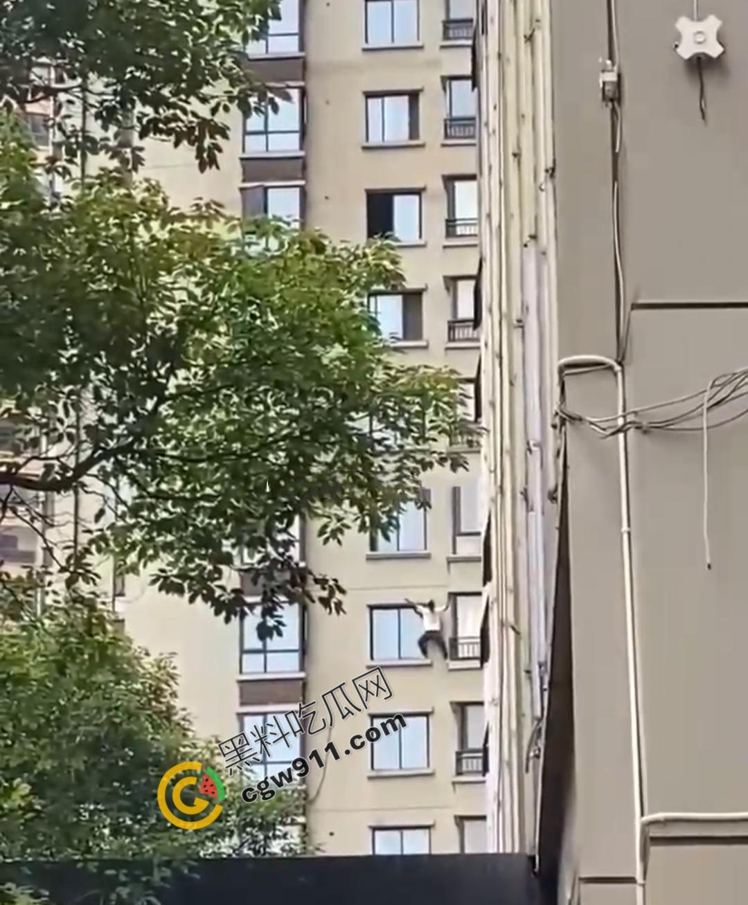 贵阳花果园男子因偷情被抓而被迫攀下30层高楼外墙,这一惊险操作被网友戏称: