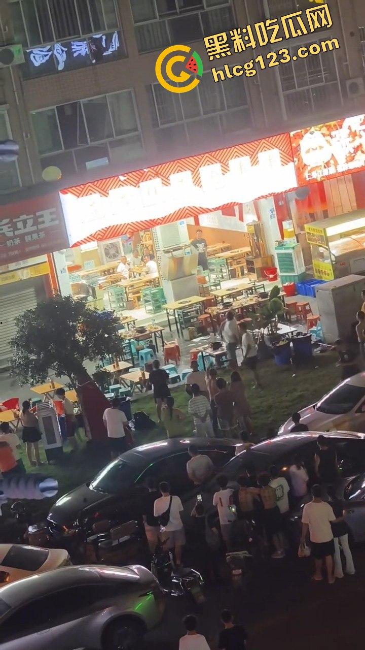 四川成都,路边吃个烧烤都要给被泼!正义大哥直接反击!-1