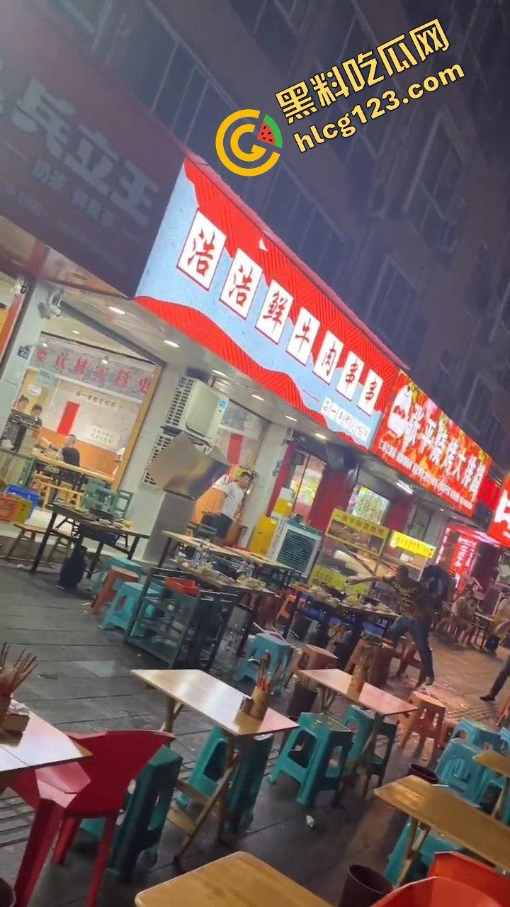 四川成都,路边吃个烧烤都要给被泼!正义大哥直接反击!-2