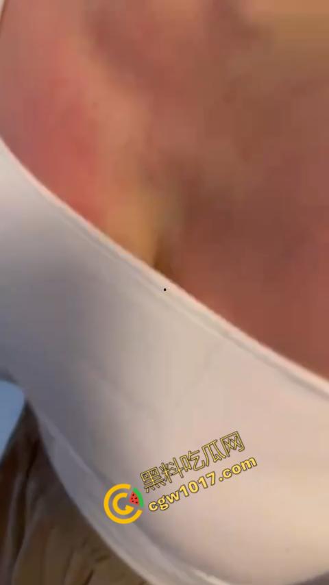 直播惨烈SHOW:网红女主播打奶惩罚!雪白嫩肉遭拖鞋撕心裂肺拍打,嗷嗷直叫悬泪,观众疯狂!-9