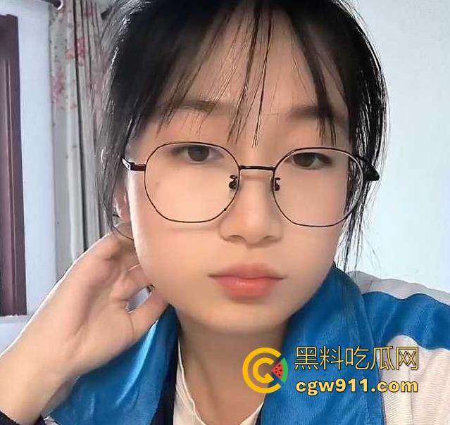 河北18岁高中女生自慰视频曝光,可爱身体被调教得一碰就出水,教室大胆自慰逼毛浓密骚水多,反差小母狗!-1