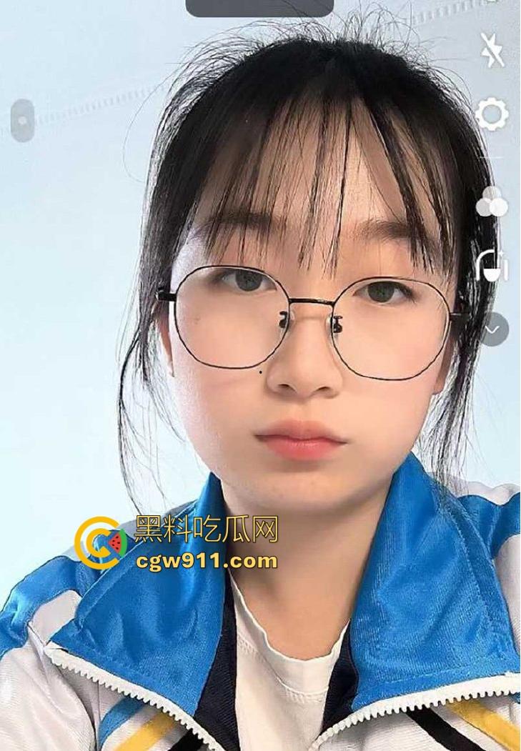 河北18岁高中女生自慰视频曝光,可爱身体被调教得一碰就出水,教室大胆自慰逼毛浓密骚水多,反差小母狗!-2