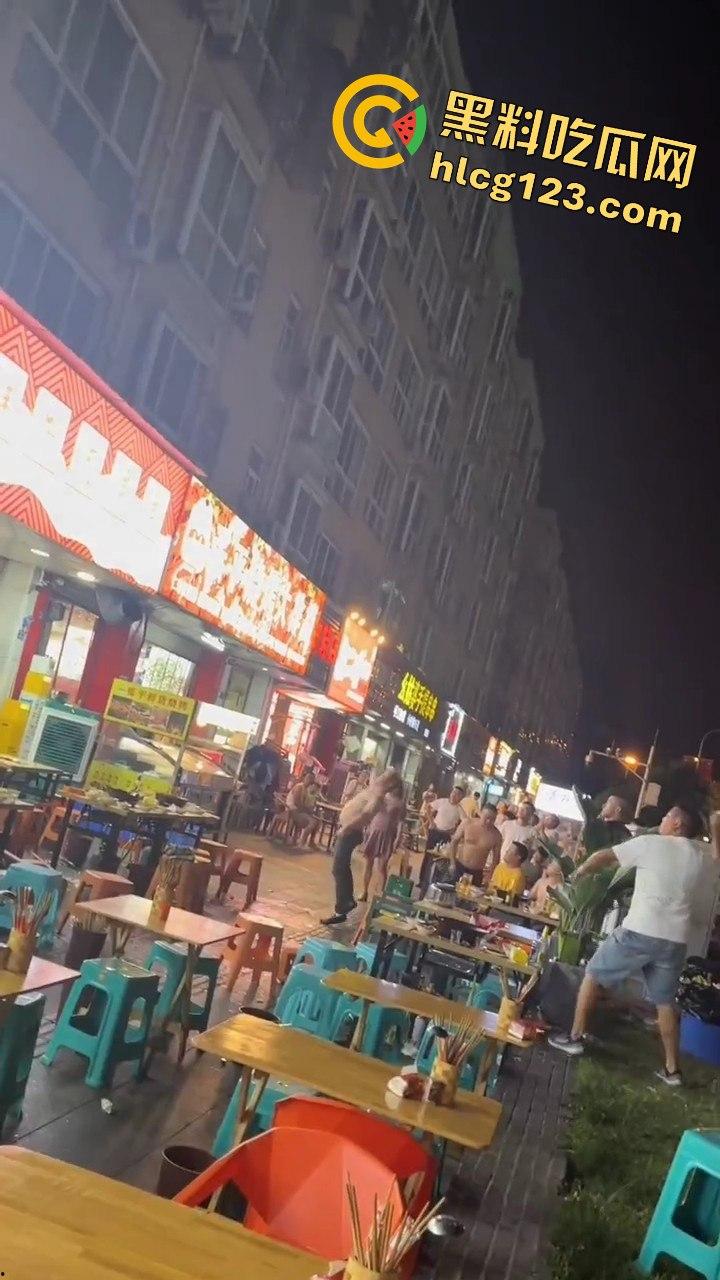 四川成都,路边吃个烧烤都要给被泼!正义大哥直接反击!-5