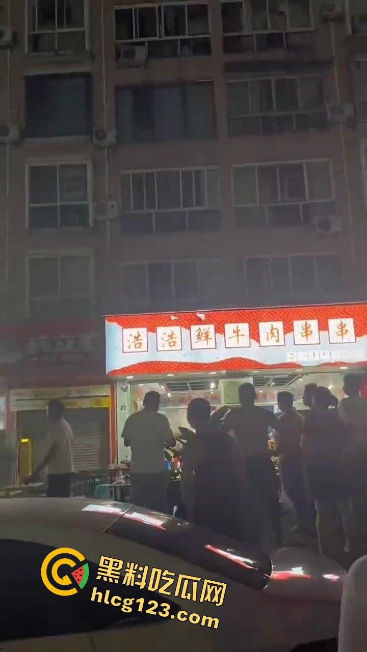 四川成都,路边吃个烧烤都要给被泼!正义大哥直接反击!-7