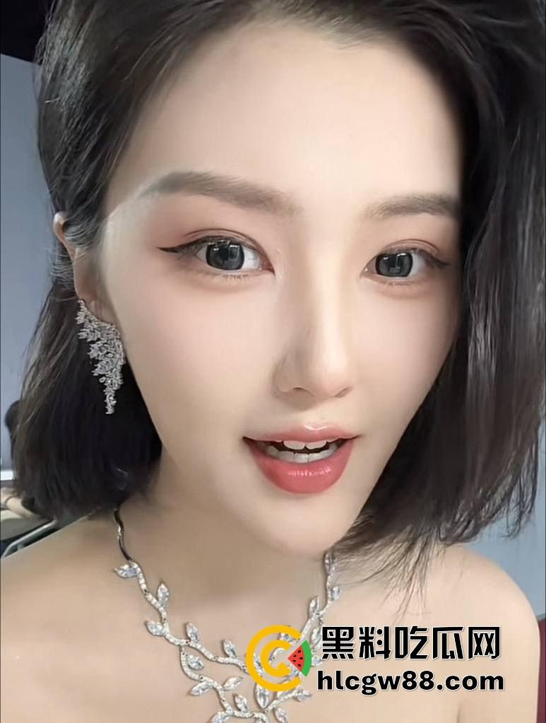 抖音顶级车模【程儿】车展走光视频疯传!奶子弹出裙底真空,骚逼全程若隐若现,摄影师镜头拍得太清晰!-2