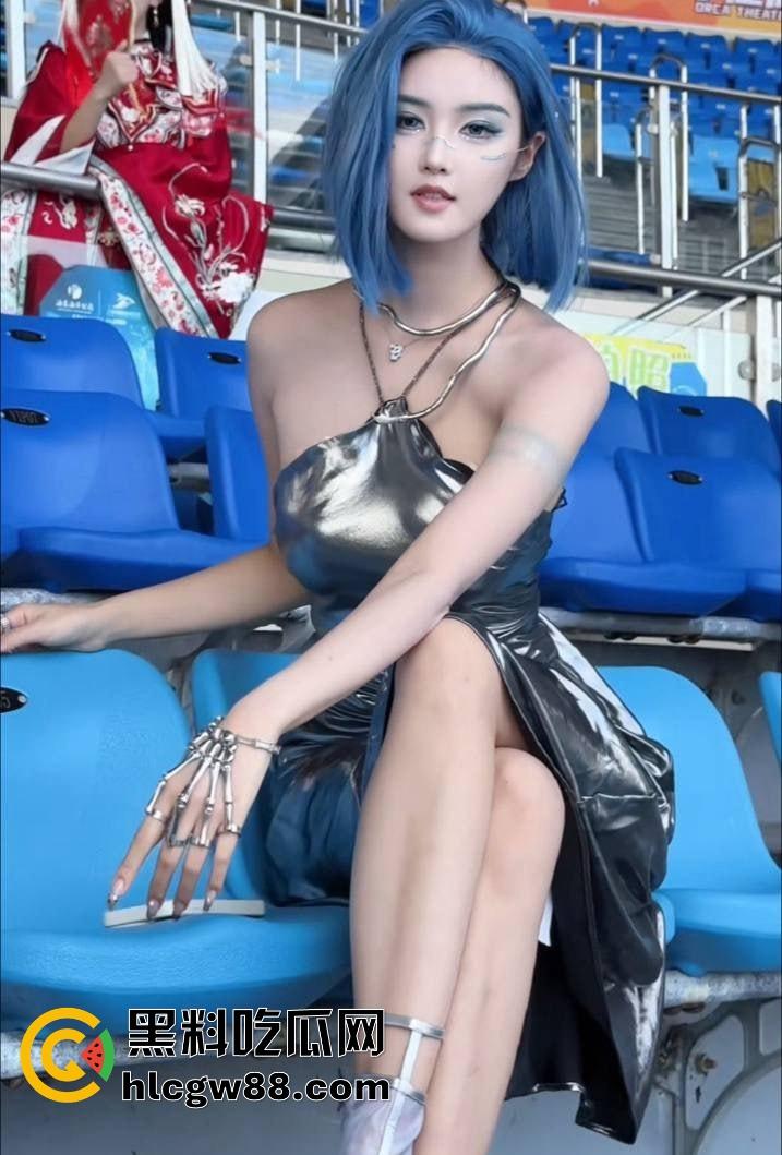 抖音顶级车模【程儿】车展走光视频疯传!奶子弹出裙底真空,骚逼全程若隐若现,摄影师镜头拍得太清晰!-4