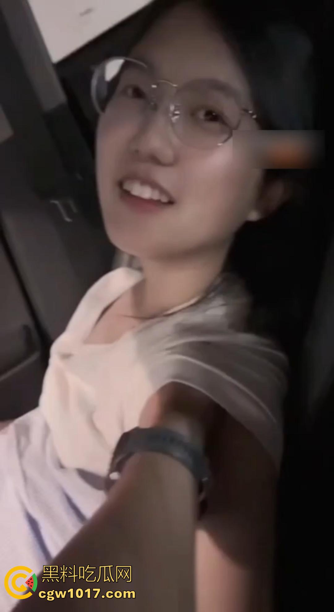 骚货女友在地下停车场坐在副驾驶上直接掰穴发情！撩裙勾魂，男主当场硬到差点停车猛干！-2