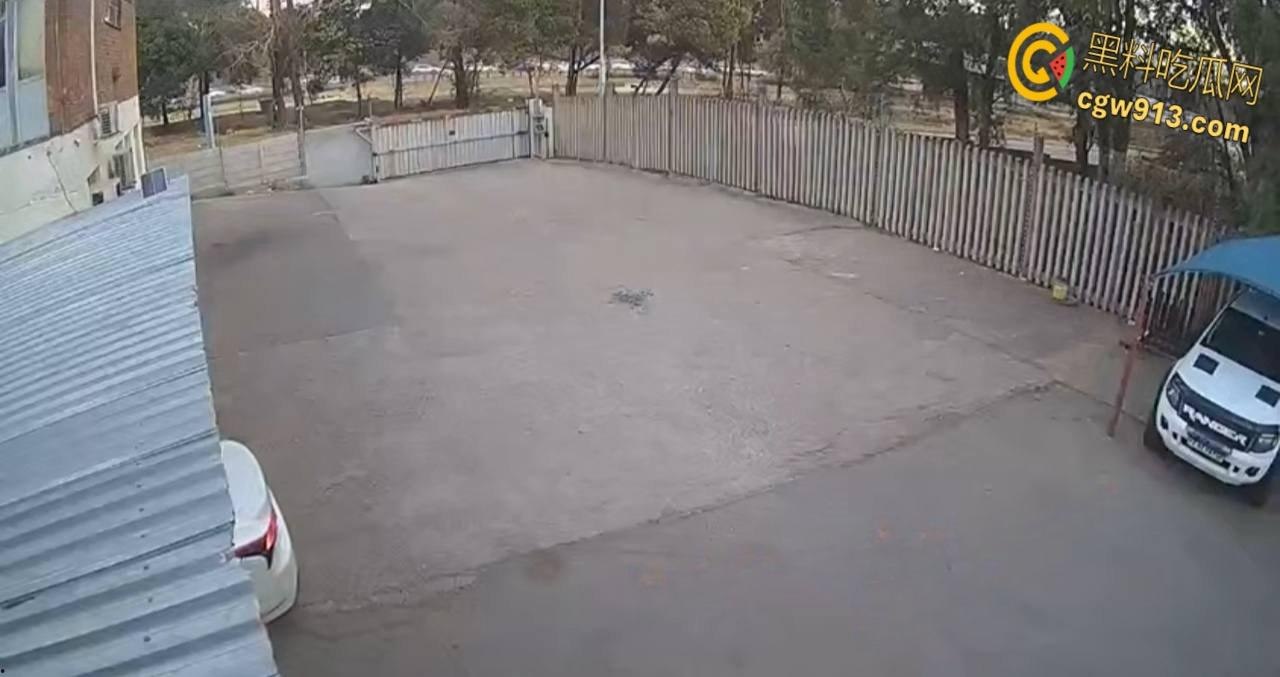 南非震惊绑架案,男子被白色轿车拦住,持枪示威恐吓男子,法外狂徒把他拖上车迅速逃离引热议 !-1