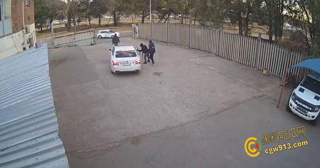 南非震惊绑架案,男子被白色轿车拦住,持枪示威恐吓男子,法外狂徒把他拖上车迅速逃离引热议 !-3