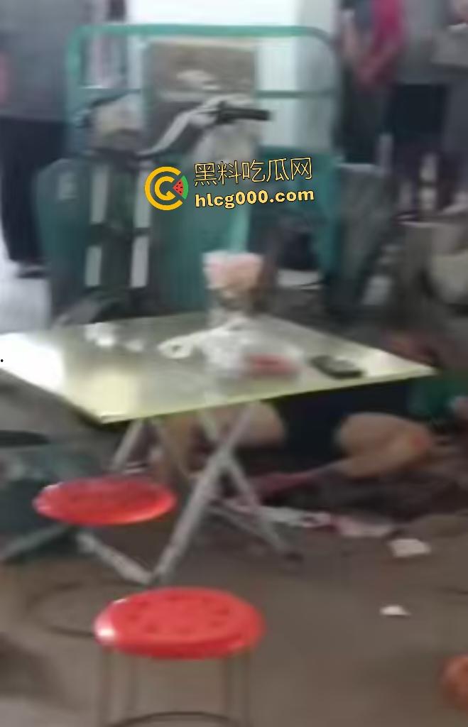 河南中牟摊位争夺战遭捅杀！三人被捅身亡，摊位血流成河，菜品上直接变血红色！-7