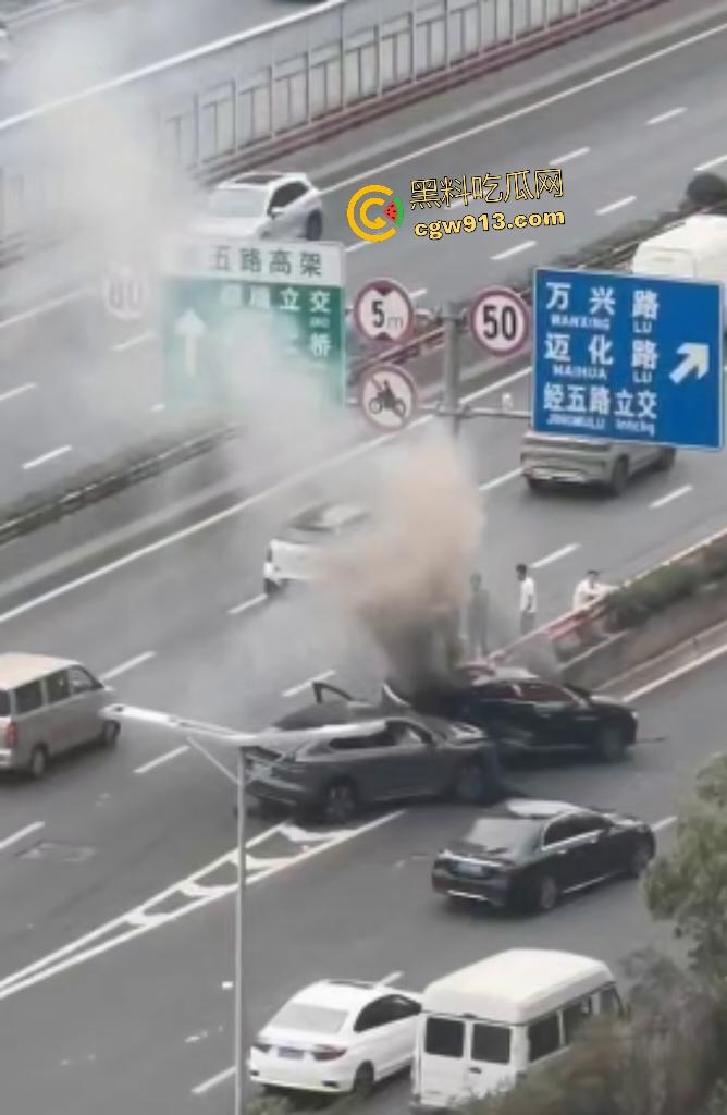 9月4日南京栖霞大道电车激撞!蔚来“亲”比亚迪翘臀,电池直接爆燃,电车这技术还是不到位啊!-1