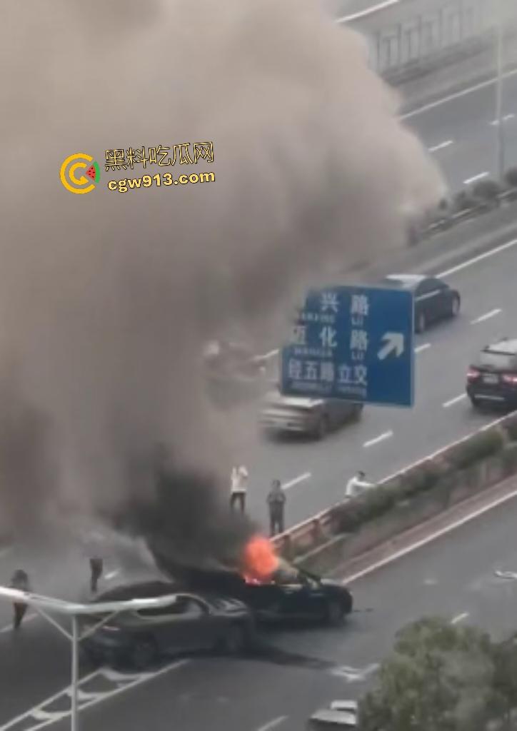 9月4日南京栖霞大道电车激撞!蔚来“亲”比亚迪翘臀,电池直接爆燃,电车这技术还是不到位啊!-2