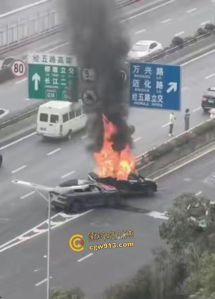 9月4日南京栖霞大道电车激撞!蔚来“亲”比亚迪翘臀,电池直接爆燃,电车这技术还是不到位啊!-3