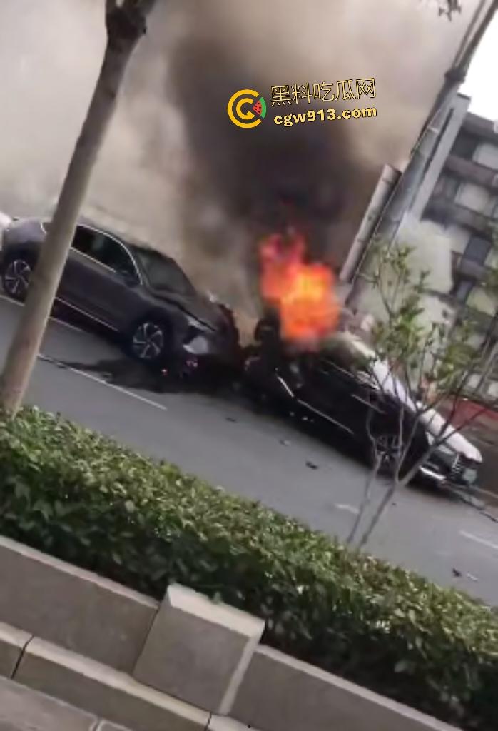 9月4日南京栖霞大道电车激撞!蔚来“亲”比亚迪翘臀,电池直接爆燃,电车这技术还是不到位啊!-4