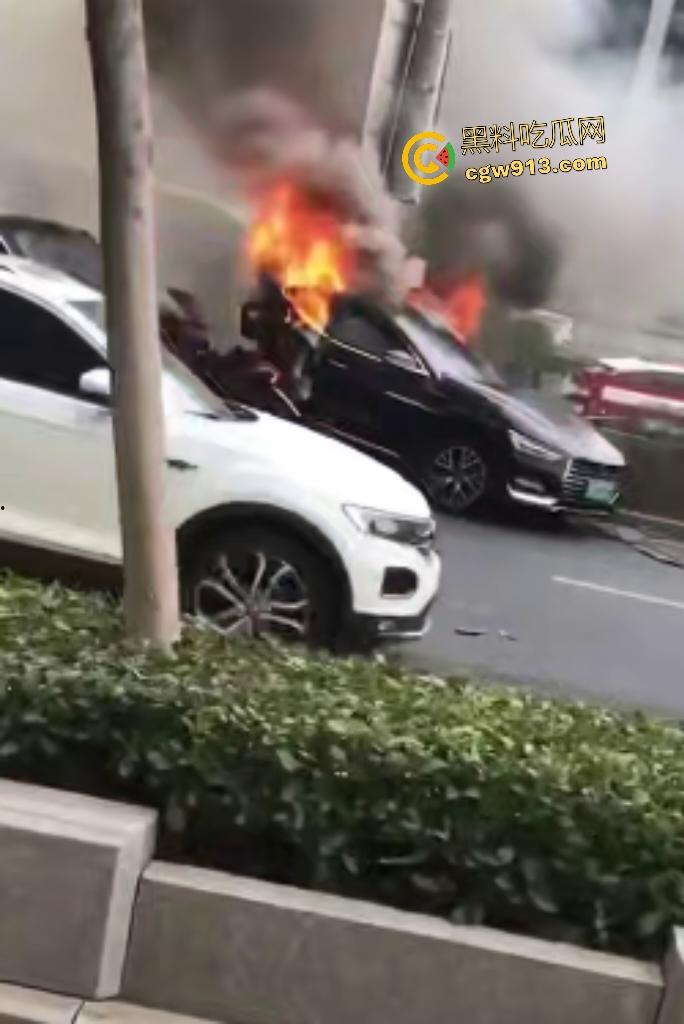 9月4日南京栖霞大道电车激撞!蔚来“亲”比亚迪翘臀,电池直接爆燃,电车这技术还是不到位啊!-5