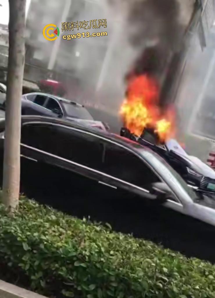 9月4日南京栖霞大道电车激撞!蔚来“亲”比亚迪翘臀,电池直接爆燃,电车这技术还是不到位啊!-6