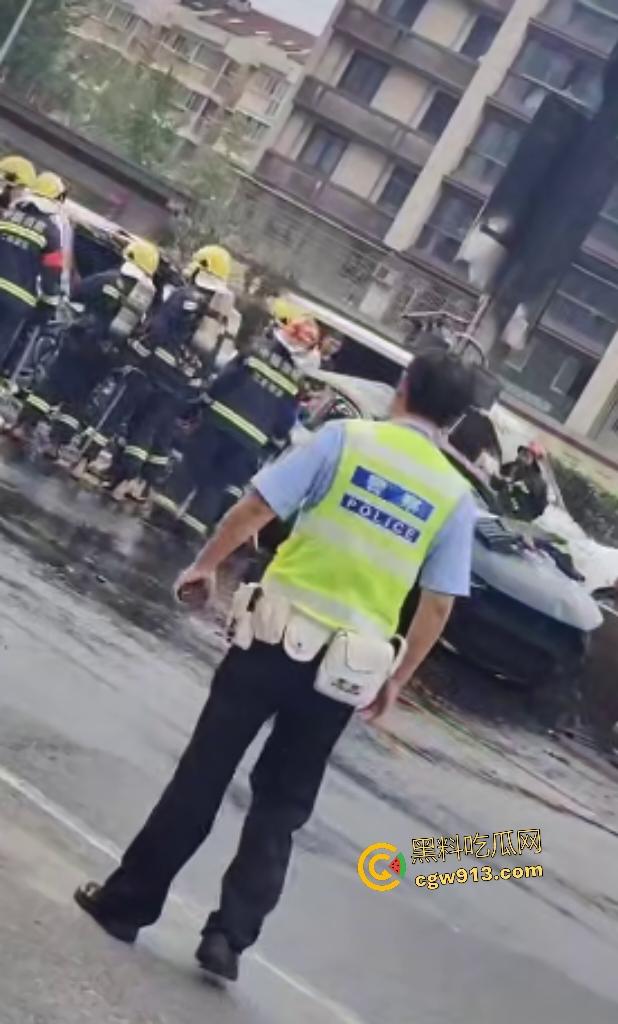 9月4日南京栖霞大道电车激撞!蔚来“亲”比亚迪翘臀,电池直接爆燃,电车这技术还是不到位啊!-7