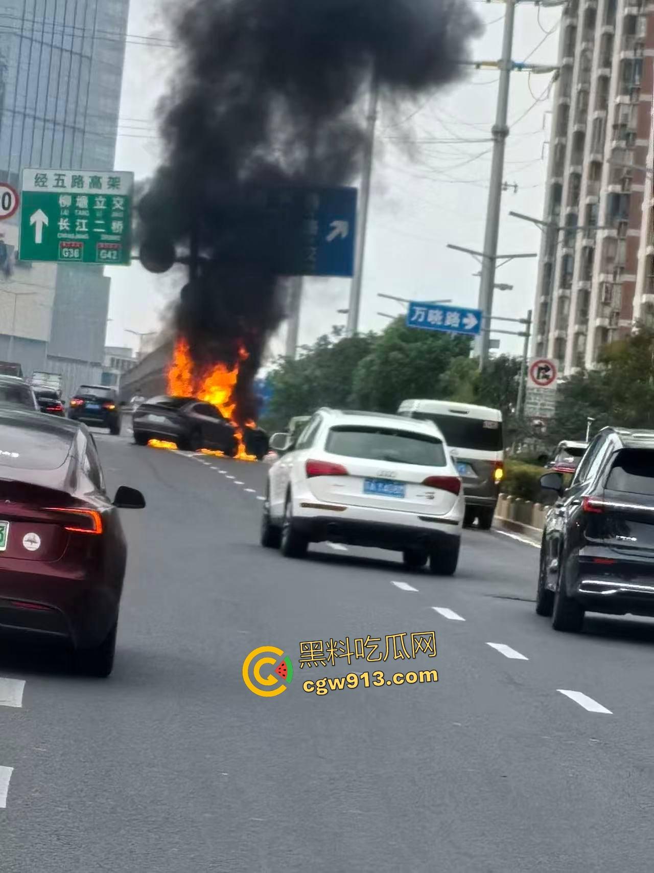 9月4日南京栖霞大道电车激撞!蔚来“亲”比亚迪翘臀,电池直接爆燃,电车这技术还是不到位啊!-8