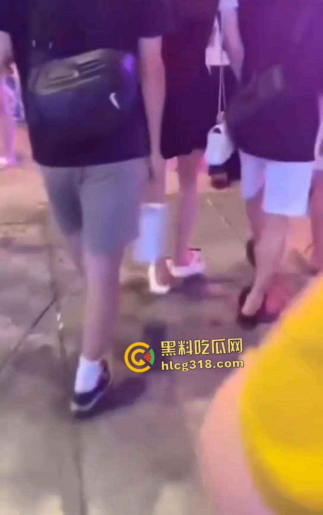 男子街头戴口罩偷拍裙底翻车被抓现行!想逃跑遭小伙群围裸缴,还露出真面目!-1